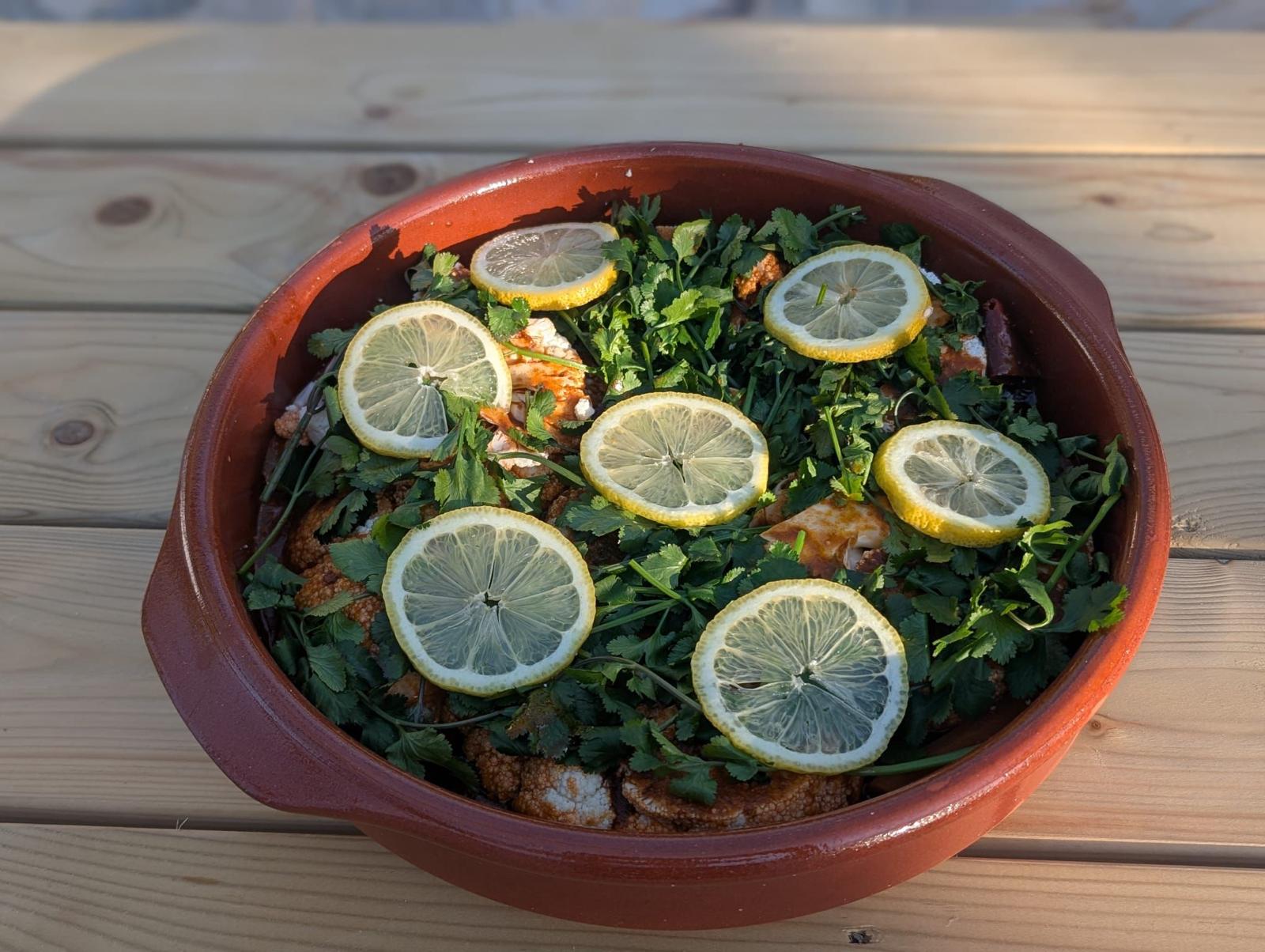Dukat bord i trädgården med färgglada rätter, frukt, te och kaffe