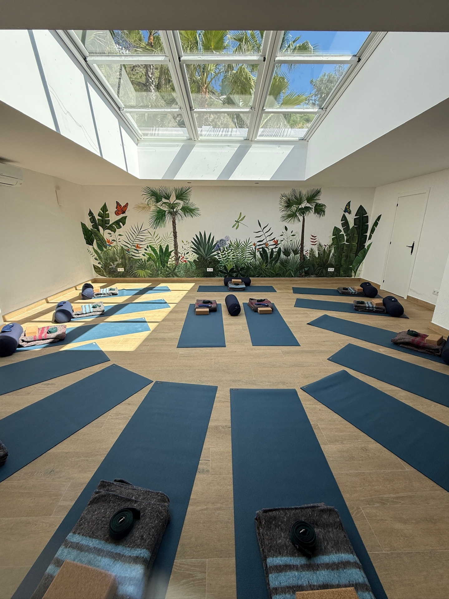 Ljus yogasal med mattor och takfönster