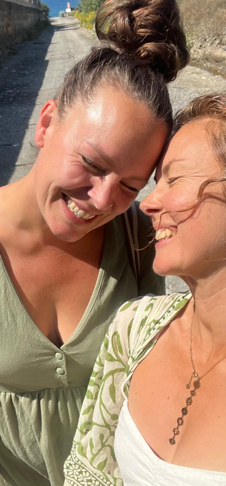 Malin och Lina med ceremoniell kakao i naturen