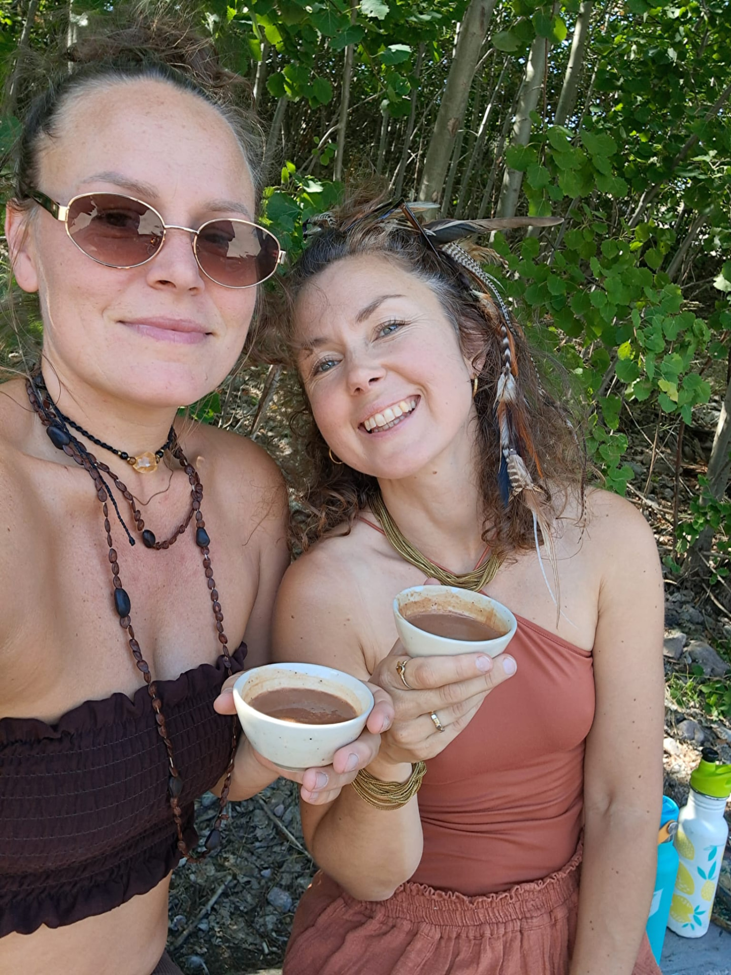 Malin och Lina med ceremoniell kakao i naturen